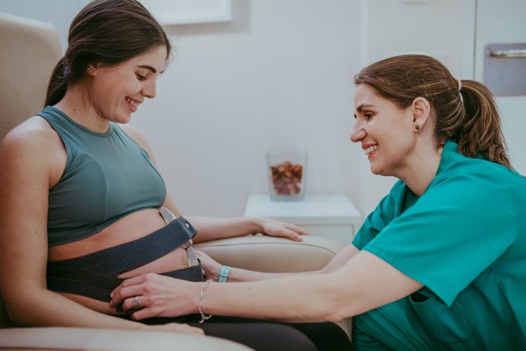 Elena Palacio, Matrona de entuparto, atendiendo a una mujer embarazada